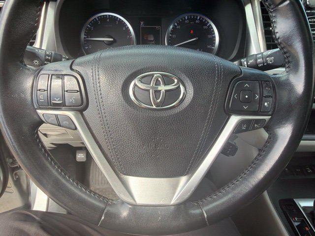 Used 2017 Toyota Highlander XLE AWD/4WD image 16