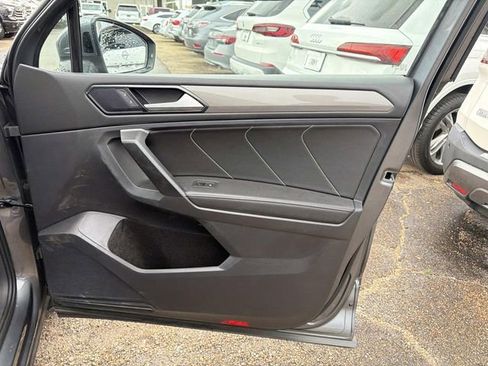 Used 2024 Volkswagen Tiguan SE w/ Panoramic Sunroof Package FWD image 18