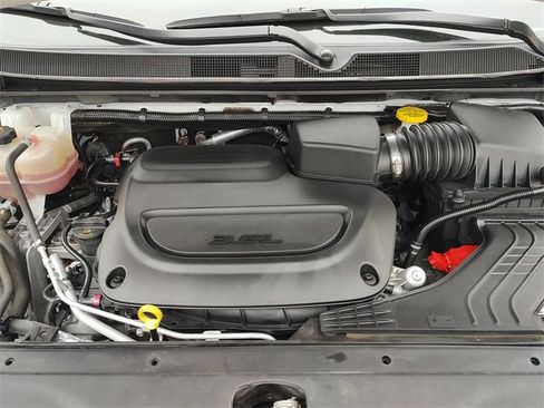 Used 2023 Chrysler Pacifica Touring-L image 36