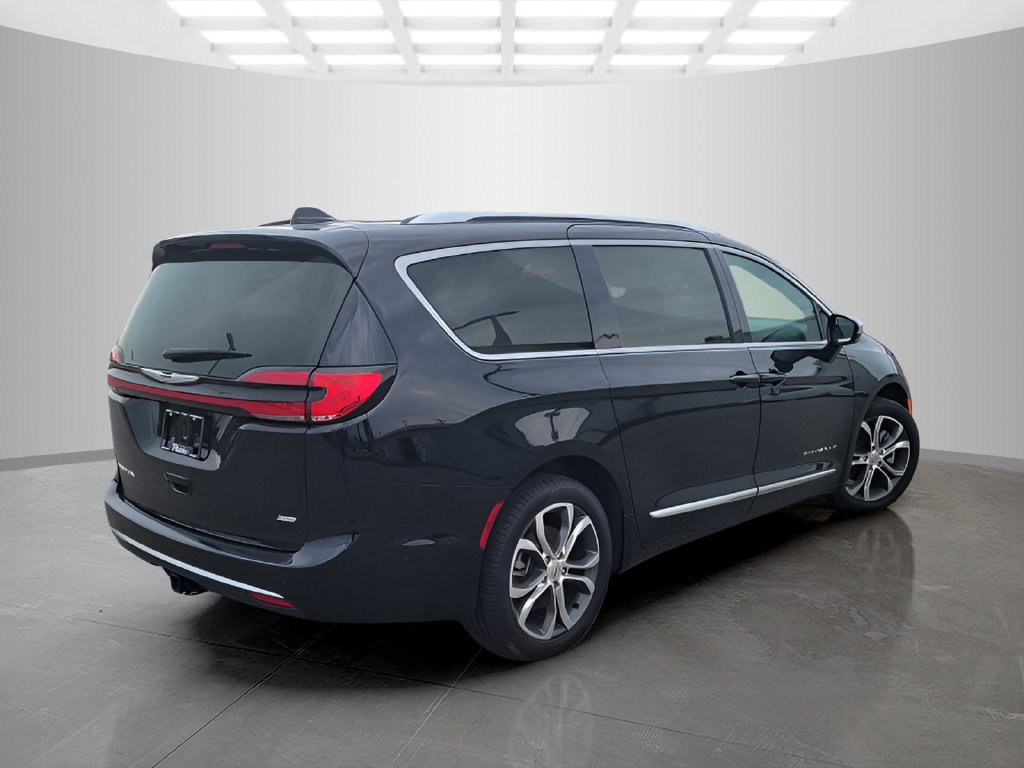 Used 2025 Chrysler Pacifica Pinnacle w/ Trailer Tow Group AWD/4WD image 7