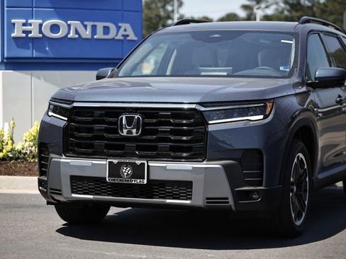 New 2026 Honda Pilot Touring image 2