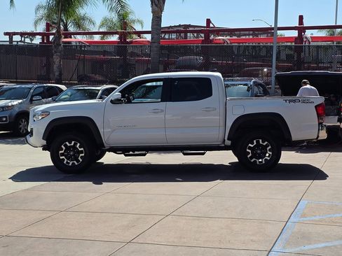 Used 2017 Toyota Tacoma TRD Off-Road w/ Tow Package image 11