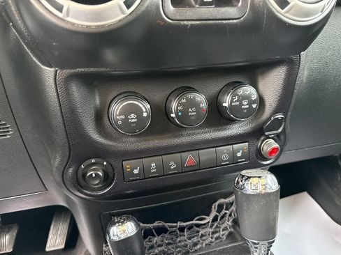 Used 2014 Jeep Wrangler Unlimited Rubicon w/ Connectivity Group AWD/4WD image 30