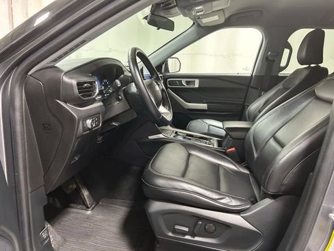 Used 2022 Ford Explorer XLT w/ Equipment Group 202A image 9