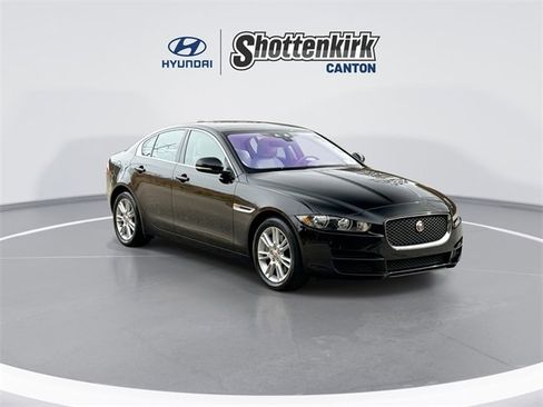 Used 2019 Jaguar XE Premium image 2