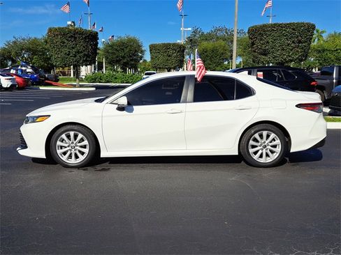 Used 2020 Toyota Camry LE image 5