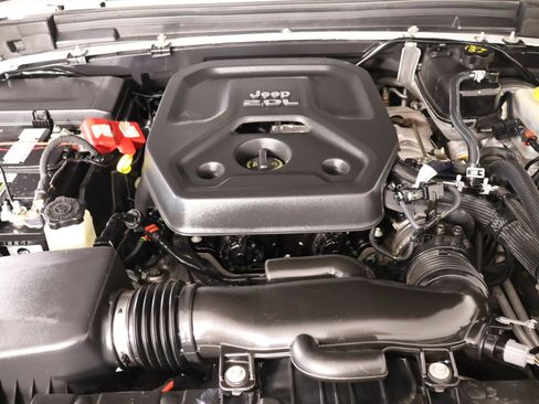 Used 2019 Jeep Wrangler Unlimited Sahara AWD/4WD image 18