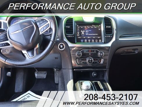 Used 2018 Chrysler 300 Touring L RWD image 18