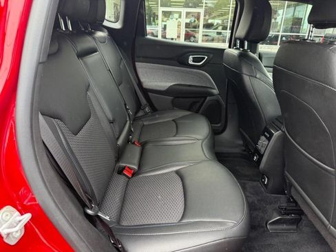 Used 2025 Jeep Compass Latitude AWD/4WD image 7