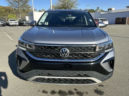 Certified 2022 Volkswagen Taos SE w/ Panoramic Sunroof Package image 8