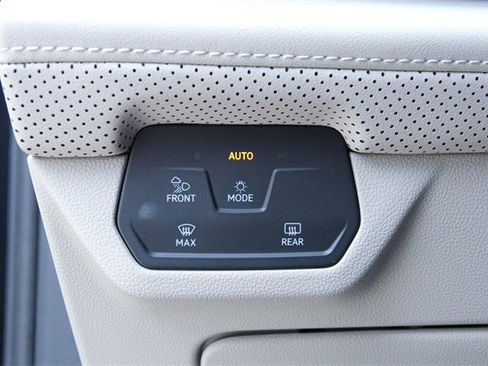 Certified 2025 Volkswagen Atlas SE image 17