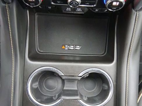 Used 2023 GMC Yukon XL SLT w/ SLT Premium Package image 19