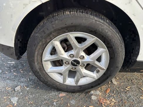 Used 2023 Kia Soul LX w/ LX Technology Package image 7