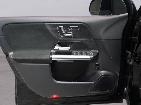 Used 2022 Mercedes-Benz GLA 250 4MATIC image 9