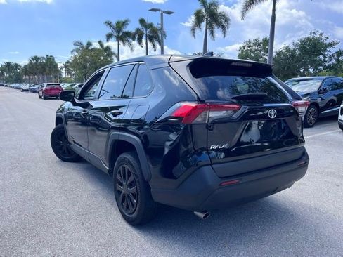 Used 2022 Toyota RAV4 LE FWD image 2