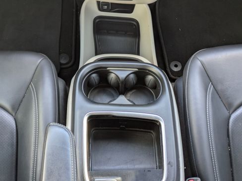 Used 2023 Chrysler Pacifica Touring-L image 6