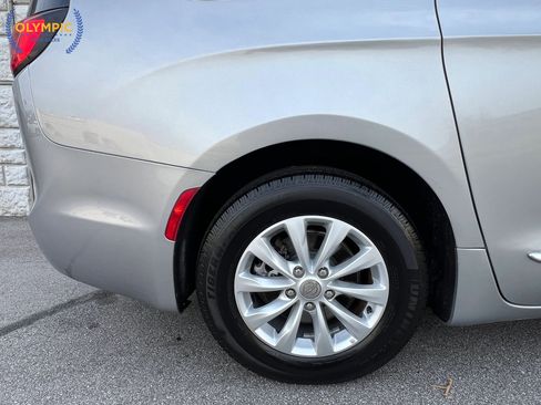 Used 2017 Chrysler Pacifica Touring-L image 11