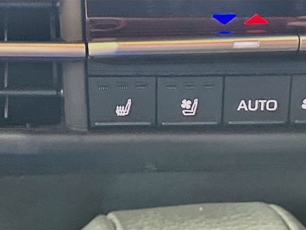 Used 2025 Toyota Sienna XSE w/ XSE Premium Package FWD image 21