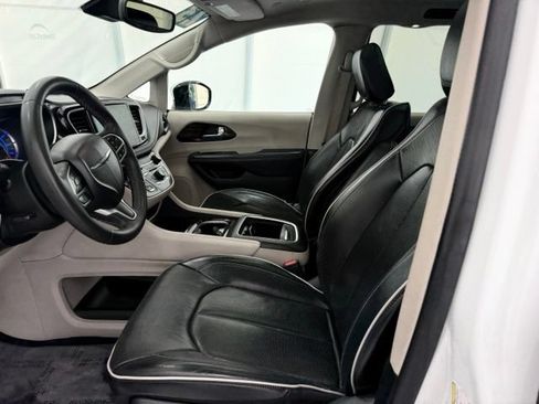 Used 2023 Chrysler Pacifica Limited FWD image 12