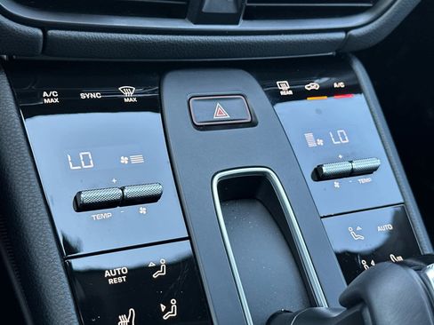 Certified 2025 Porsche Macan AWD/4WD image 24