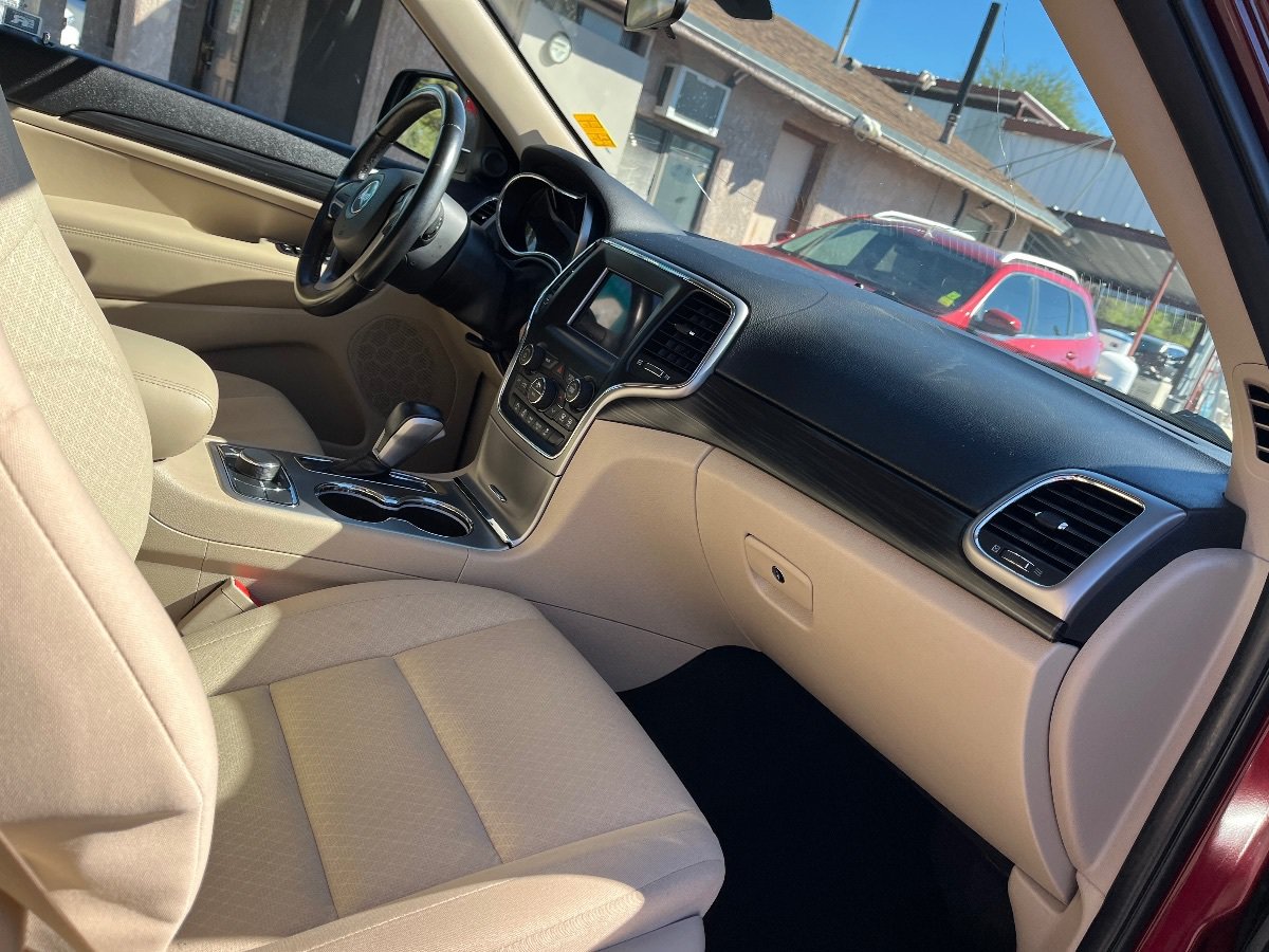 Used 2020 Jeep Grand Cherokee Laredo AWD/4WD image 34