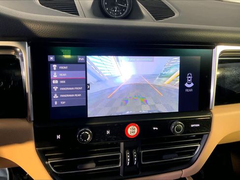 Used 2025 Porsche Macan image 31