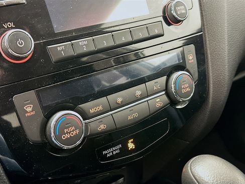 Used 2016 Nissan Rogue SV image 23