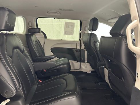 Used 2023 Chrysler Pacifica Touring-L image 52