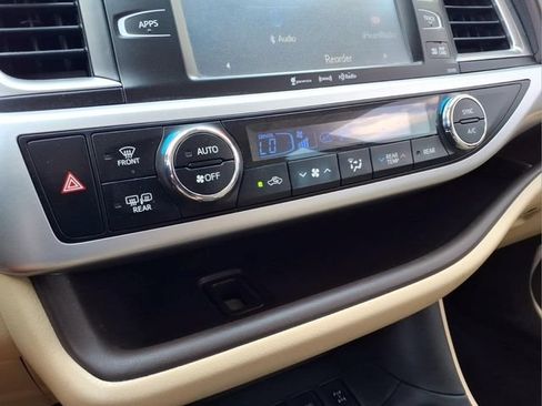Used 2019 Toyota Highlander XLE AWD/4WD image 21