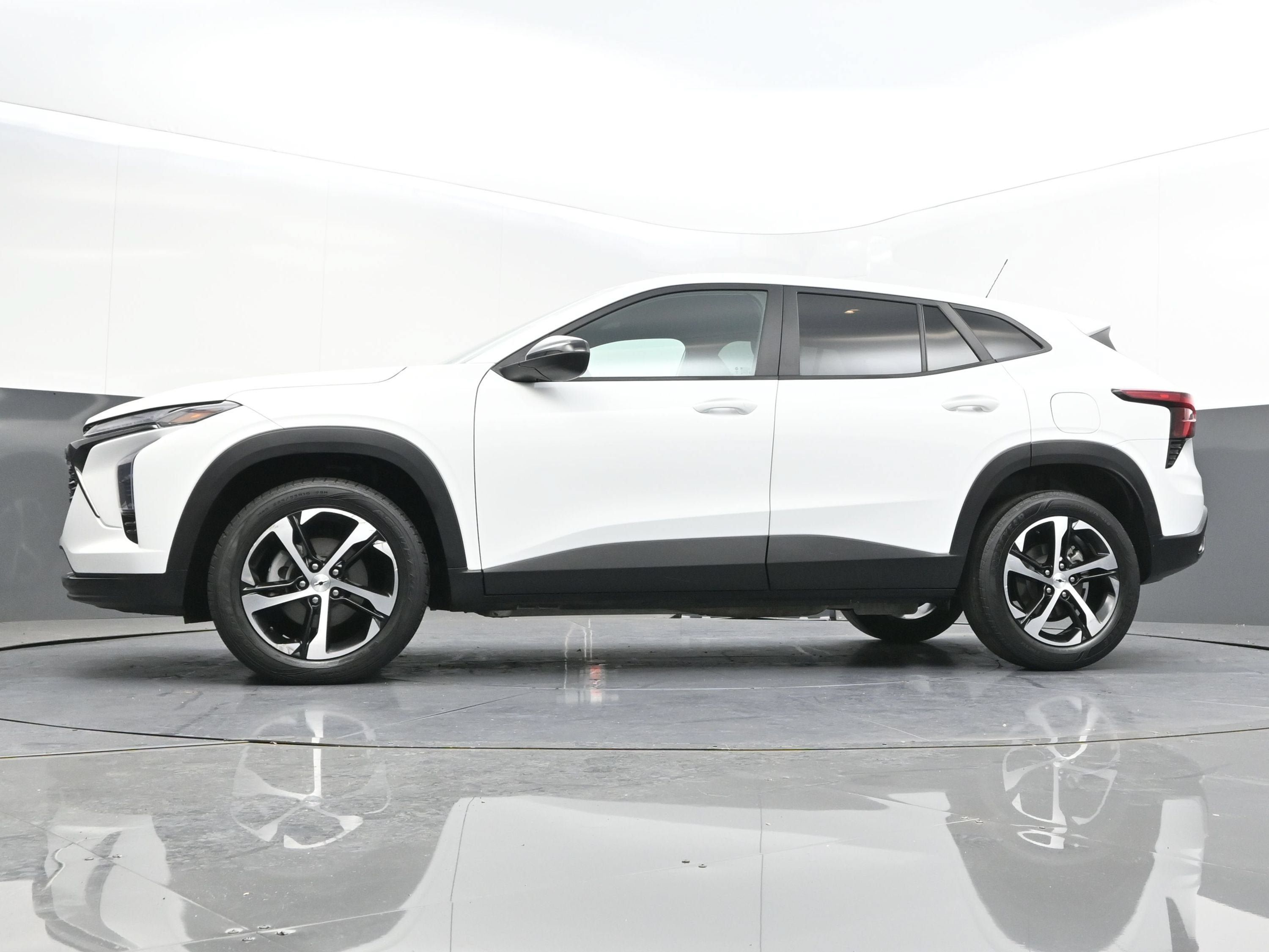 Certified 2024 Chevrolet Trax RS w/ Driver Confidence Package FWD image 35