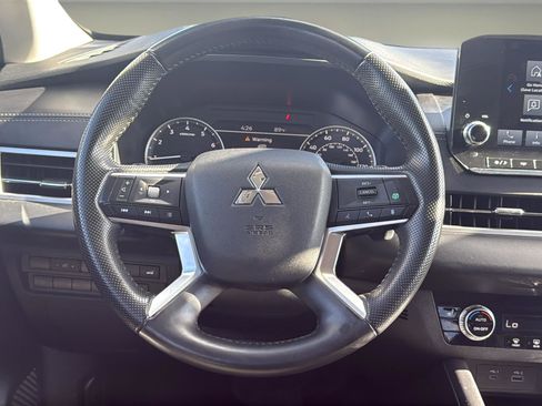 Used 2024 Mitsubishi Outlander SE image 11