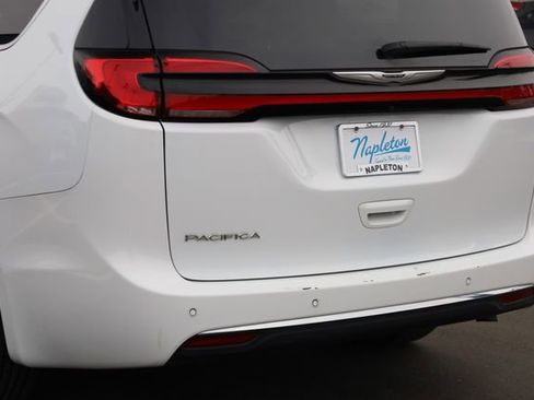 Used 2024 Chrysler Pacifica Touring-L image 6