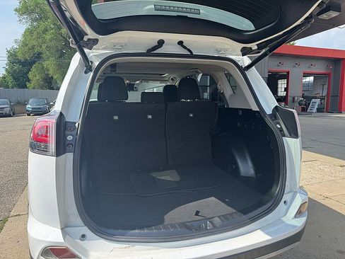 Used 2018 Toyota RAV4 XLE AWD/4WD image 6