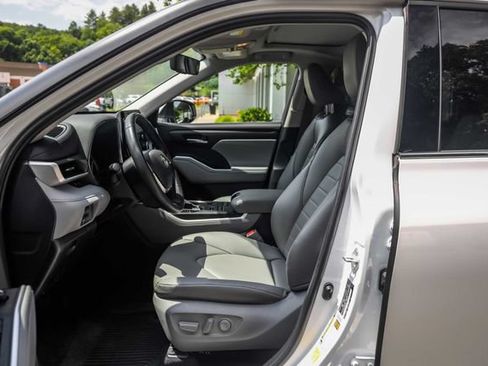 Used 2022 Toyota Highlander XLE AWD/4WD image 23