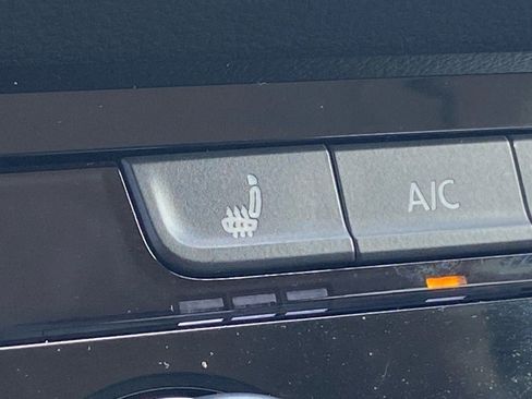 Certified 2023 Volkswagen Taos SE image 17