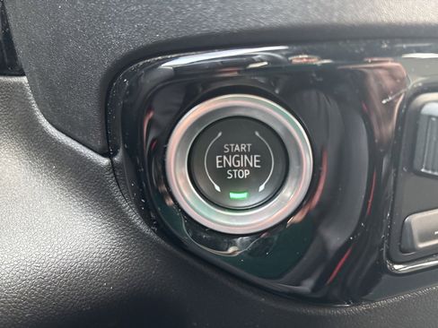 Used 2024 Chevrolet Silverado 2500 ZR2 w/ Technology Package image 30