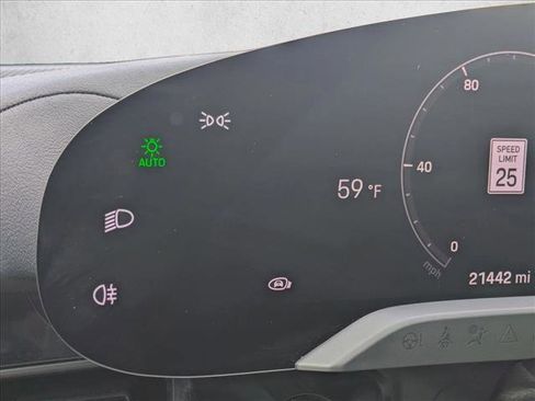 Used 2023 Porsche Taycan image 18