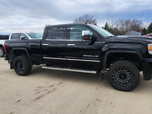 Used 2017 GMC Sierra 2500 Denali w/ Duramax Plus Package AWD/4WD image 5