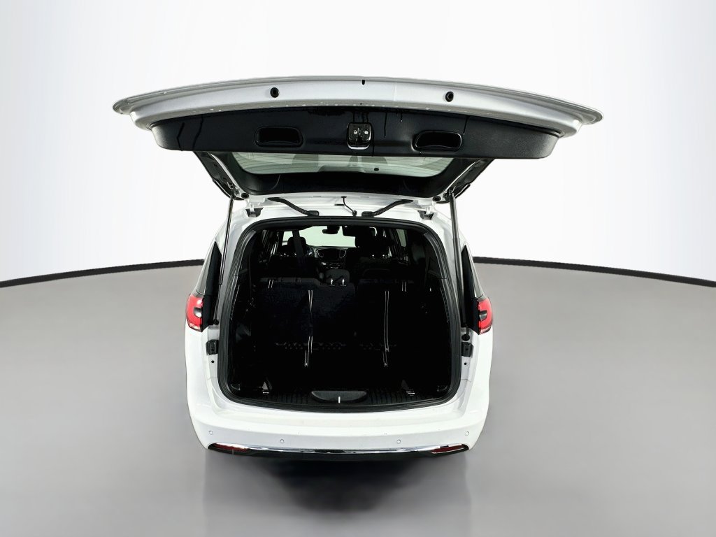 Used 2023 Chrysler Pacifica Touring FWD image 27