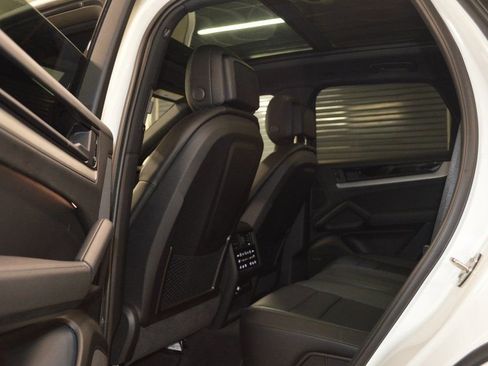 Certified 2025 Porsche Cayenne AWD/4WD image 34