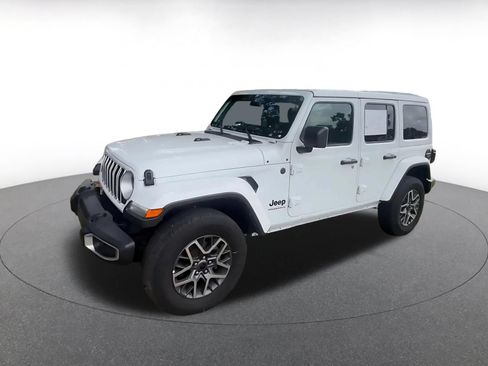 Used 2025 Jeep Wrangler Unlimited Sahara AWD/4WD image 8