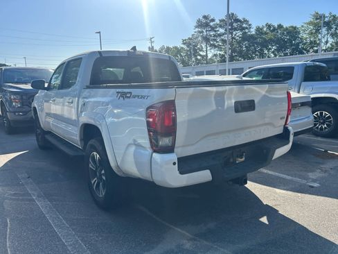 Used 2018 Toyota Tacoma TRD Sport w/ Technology Package RWD image 2