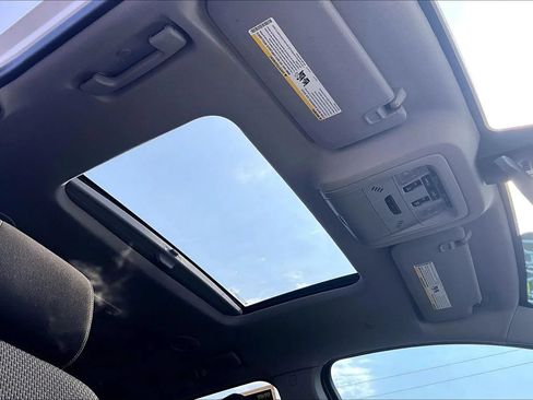 Used 2022 GMC Acadia SLE w/ Driver Convenience Package FWD image 17