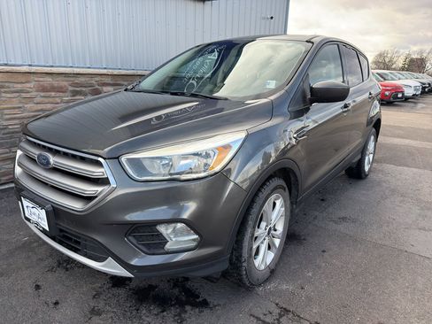 Used 2017 Ford Escape SE image 2