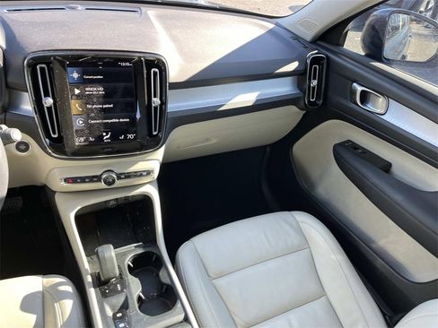 Used 2022 Volvo XC40 T5 Momentum w/ Premium Package image 15