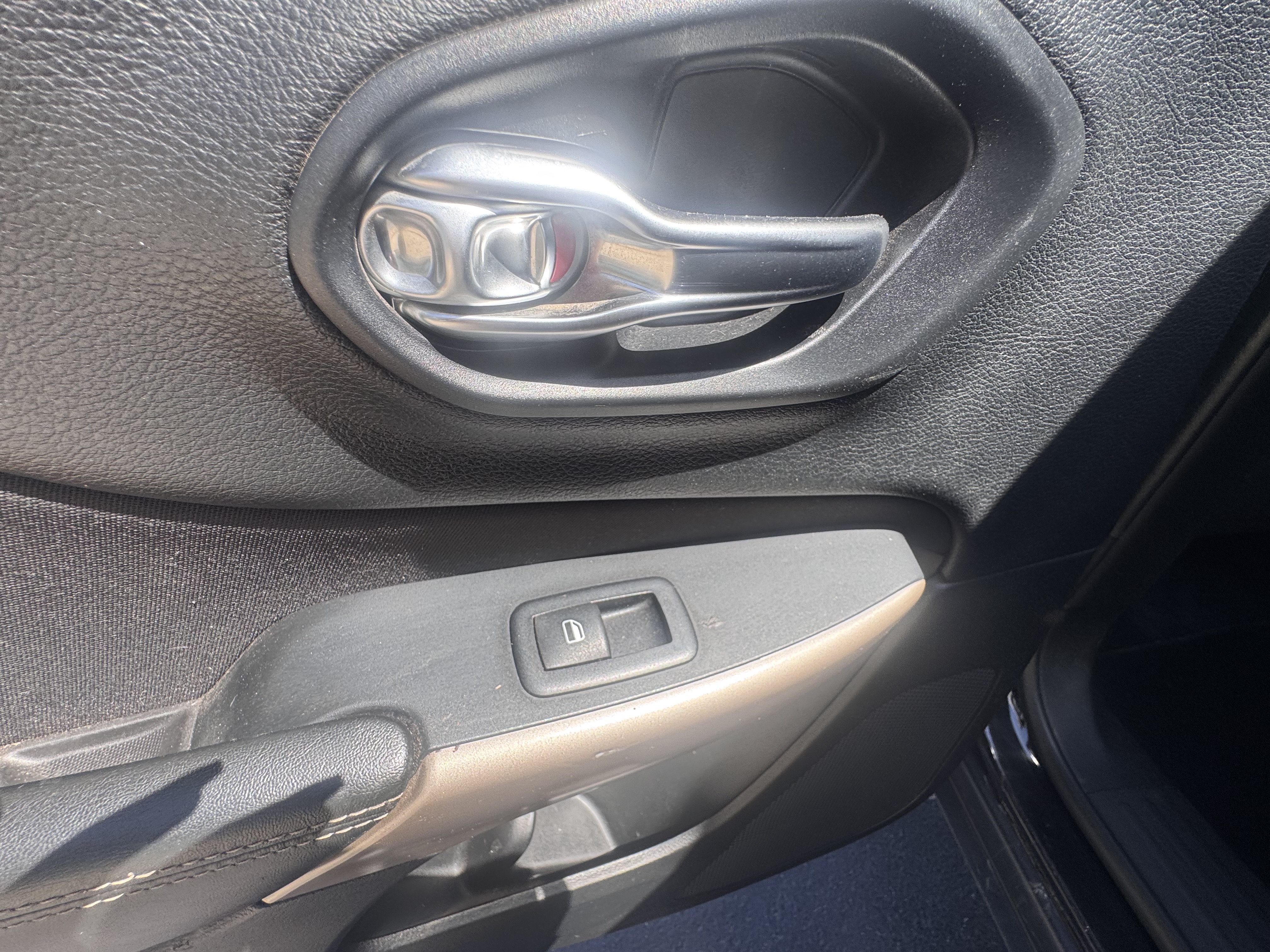 Used 2017 Jeep Cherokee Latitude FWD image 10