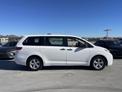 Used 2017 Toyota Sienna L image 3