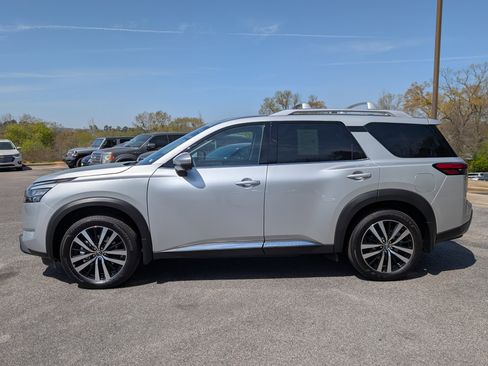 Used 2025 Nissan Pathfinder Platinum image 6