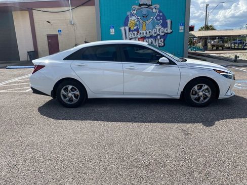 Certified 2022 Hyundai Elantra SE image 2