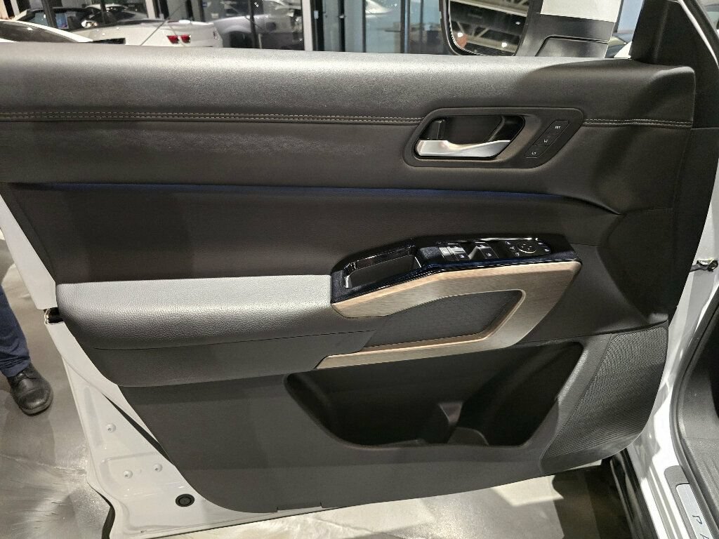 Used 2025 Nissan Pathfinder Platinum w/ Cargo Package FWD image 17